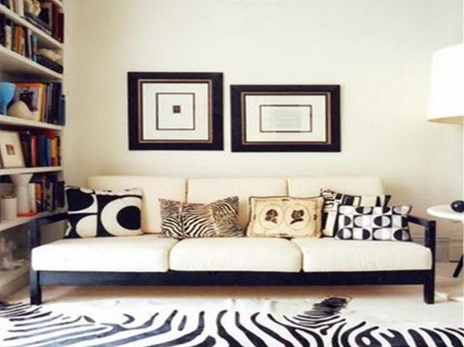 Peças neutras, como o sofá branco, são importantes para manter o equilíbrio (Foto: Reprodução)